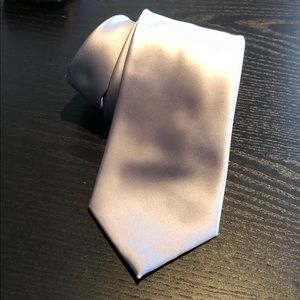 CLEAN & SHARP SILVER VAN HEUSEN TIE